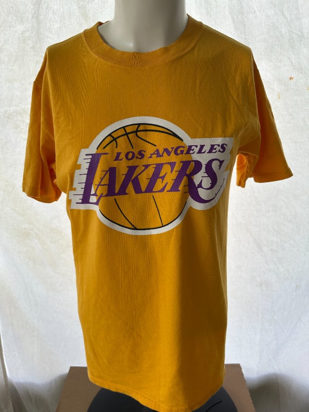 Vintage Los Angeles Lakers #24 Kobe Bryant Majestic Men's Yellow T Shirt Size Me - Picture 2 of 3